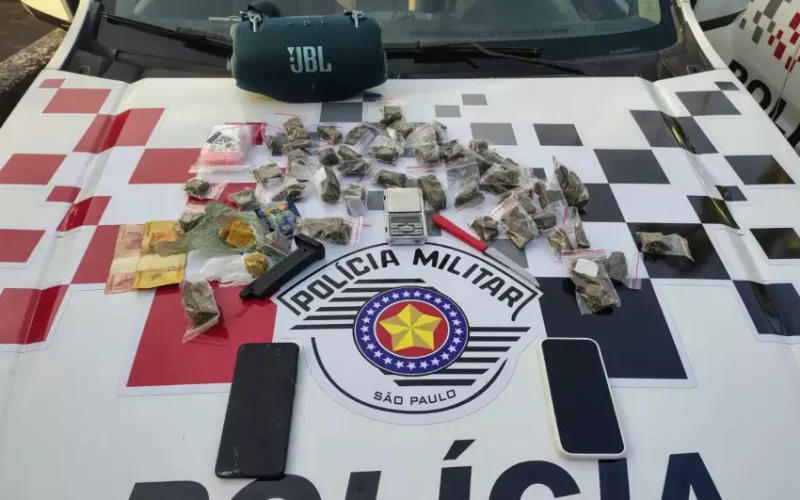 Adolescente foge da PM, bate em viatura e é detido por tráfico