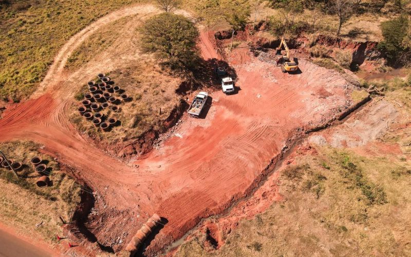 Prefeitura de Andradina realiza obra emergencial para conter erosão próxima à penitenciária