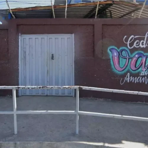 Alunos agridem professor que proibiu uso de celular na classe