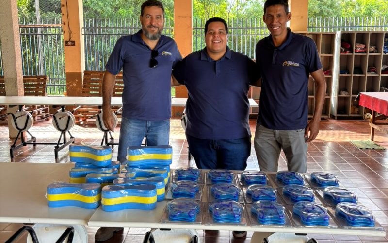 Esportes entrega materiais de natação para o Renovo