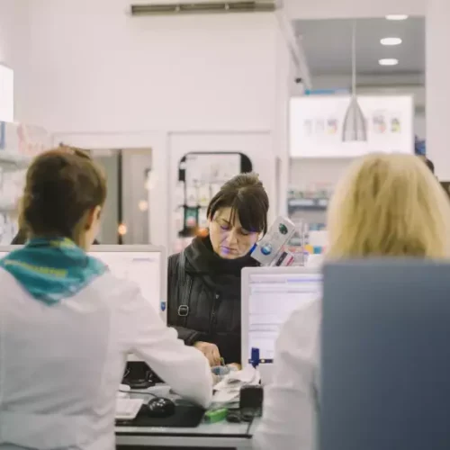 Farmacêuticos podem prescrever medicamentos e renovar receitas
