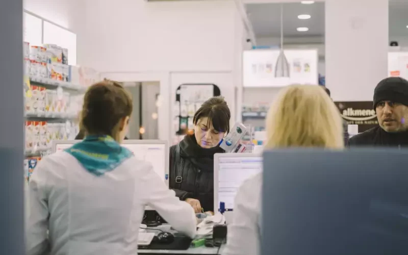 Farmacêuticos podem prescrever medicamentos e renovar receitas