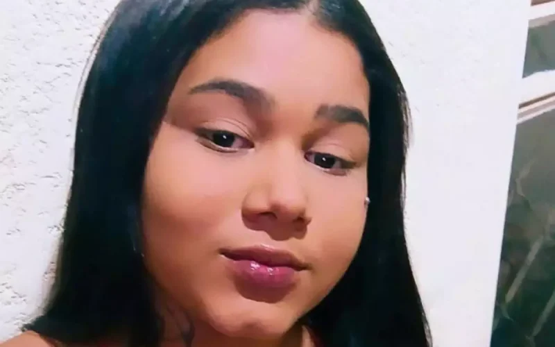 Adolescente de 17 anos é morta a tiros dentro de casa