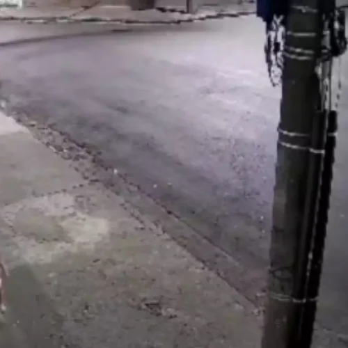 Mãe deixa filha de 3 anos sozinha para ir a baile