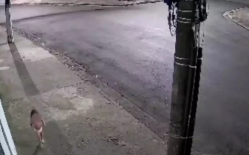 Mãe deixa filha de 3 anos sozinha para ir a baile