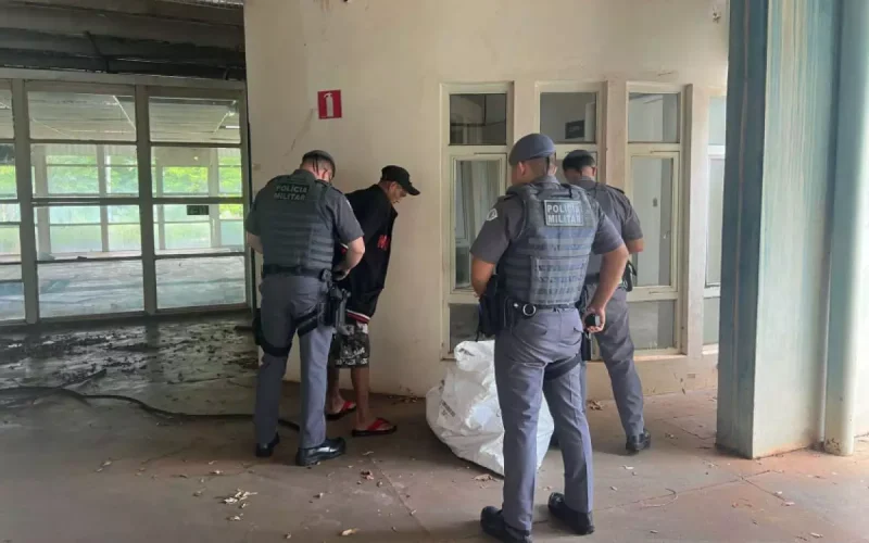 Homem é flagrado furtando fios em prédio público desativado em Andradina