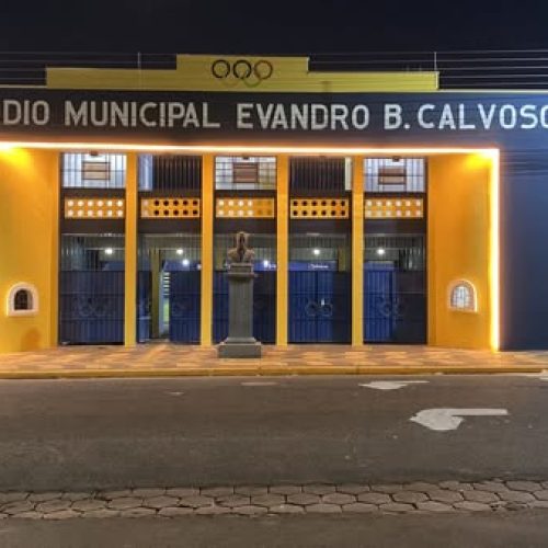 Iluminação Led da porta do estádio municipal de Andradina é destruída por vândalos
