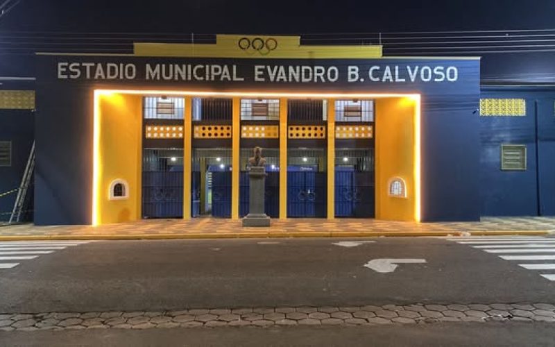 Iluminação Led da porta do estádio municipal de Andradina é destruída por vândalos