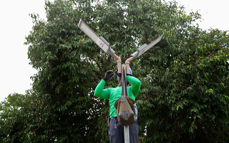 Para garantir mais qualidade e segurança iluminação de praças passam por análises técnicas