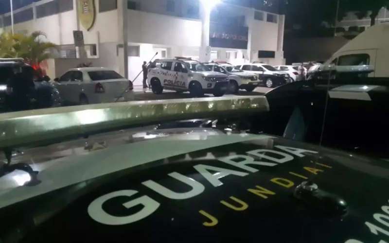 Triste realidade: Mulher foge para a rua despida e com o filho no colo em Jundiaí