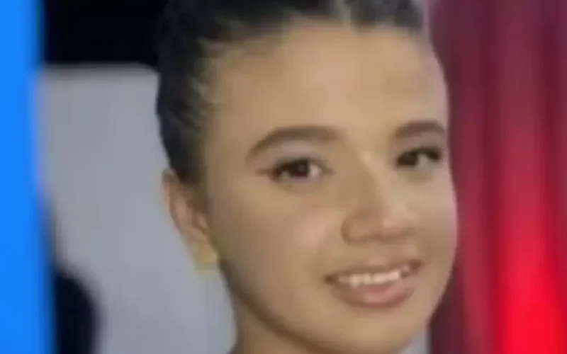 Alerta: Jovem leva choque ao mexer no celular após banho e morre