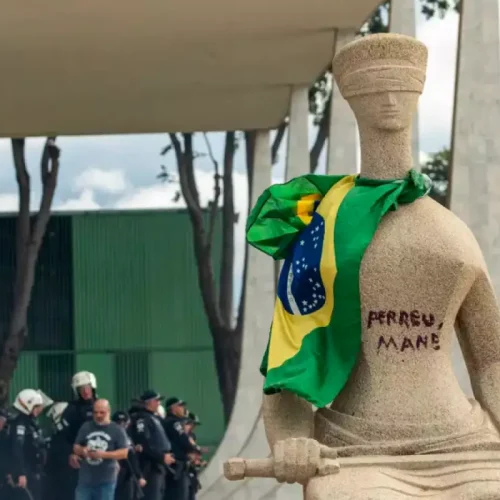 STF julgará no dia 25 mulher que pichou estátua 'A Justiça'