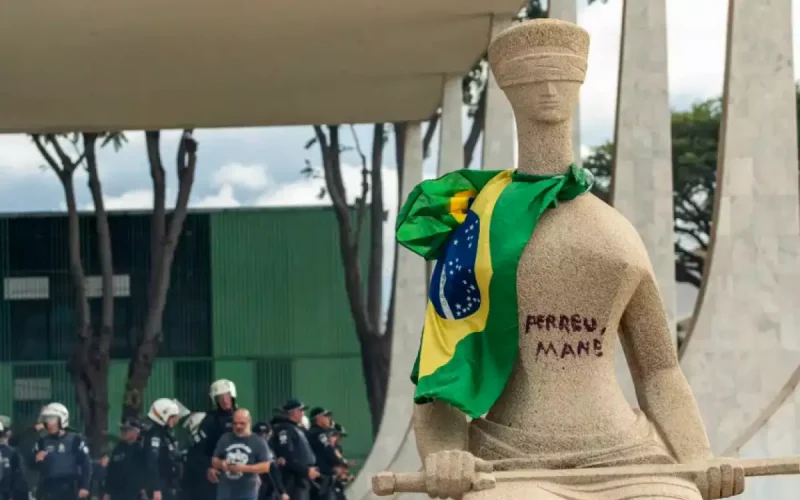 STF julgará no dia 25 mulher que pichou estátua 'A Justiça'