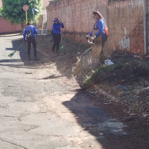 Operação Limpeza realiza serviços de conservação na Vila São João em Andradina