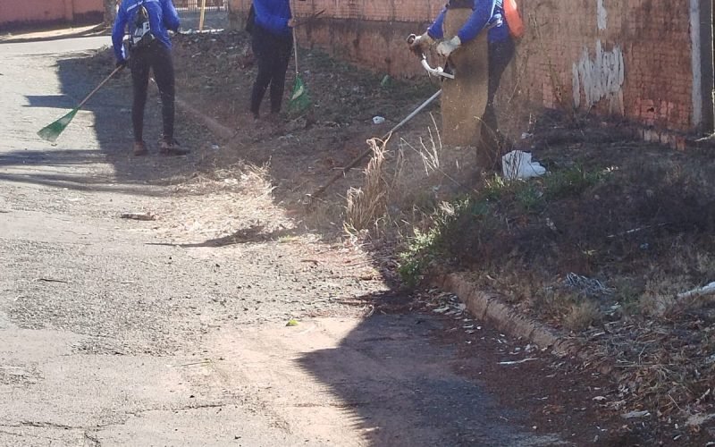 Operação Limpeza realiza serviços de conservação na Vila São João em Andradina