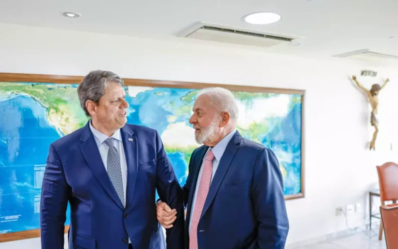 Pesquisa: Lula lidera no 1º turno e empata com Tarcísio no 2º