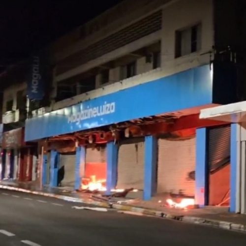 Incêndio destrói loja Magazine Luiza no Centro de Lins