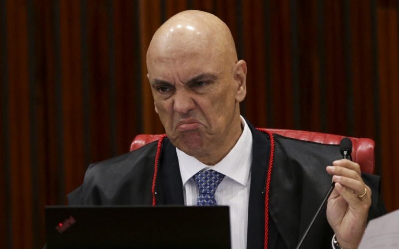 O que pode acontecer com Moraes após revelação de mensagens