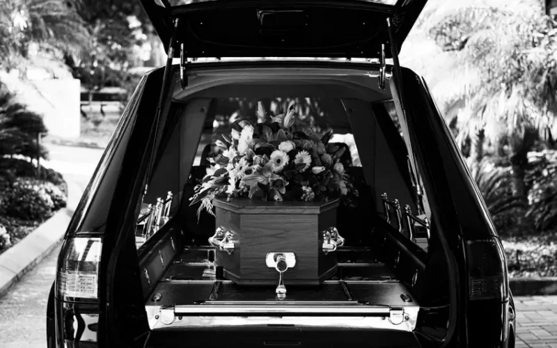 Mãe não resiste a mal-estar e morre durante velório do filho