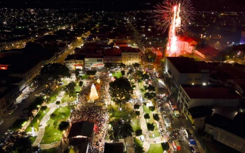 Acender das luzes de Natal encanta famílias e marca início das festividades de fim de ano em Andradina