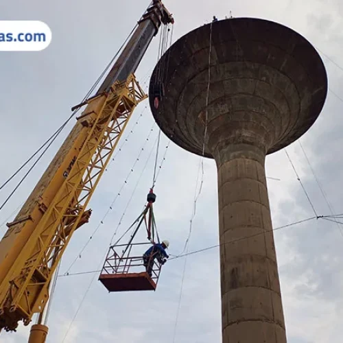 “Árvore de Natal gigante” de Ilha Solteira começa a ser montada