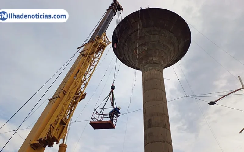 “Árvore de Natal gigante” de Ilha Solteira começa a ser montada
