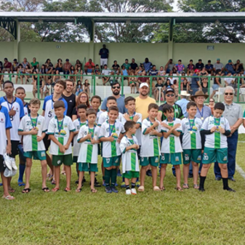 Fernandinho Santana inaugura estádio em Nova Independência