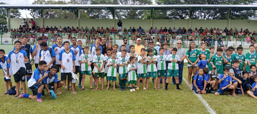 Fernandinho Santana inaugura estádio em Nova Independência