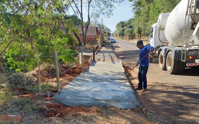 Prefeitura de Andradina faz obras de segurança na Rua Sebastião Arantes