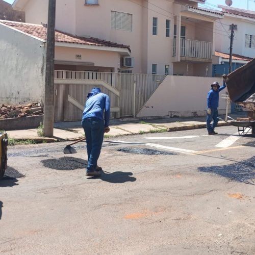 Operação tapa-buracos percorre bairros de Andradina e atende pontos prioritários