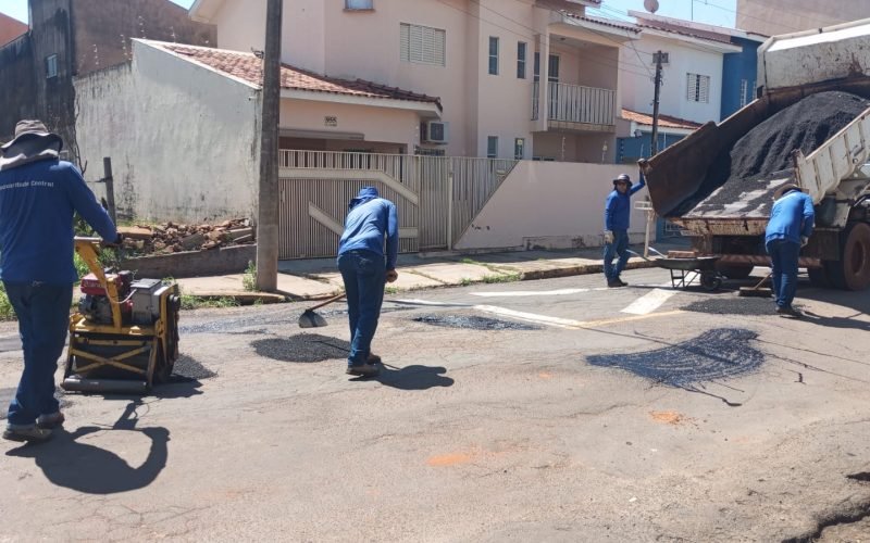 Operação tapa-buracos percorre bairros de Andradina e atende pontos prioritários