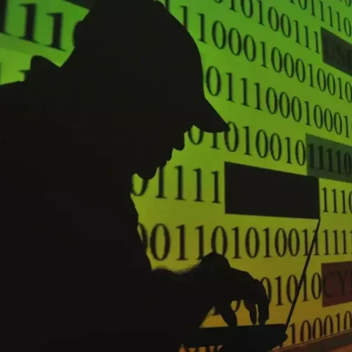 Crime virtual: Auxiliar cai em golpe e paga PIX a criminoso de suposta facção