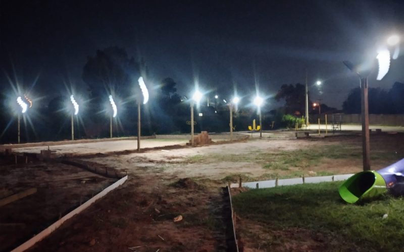 Iluminação em LED é instalada na futura praça do Pereira Jordão