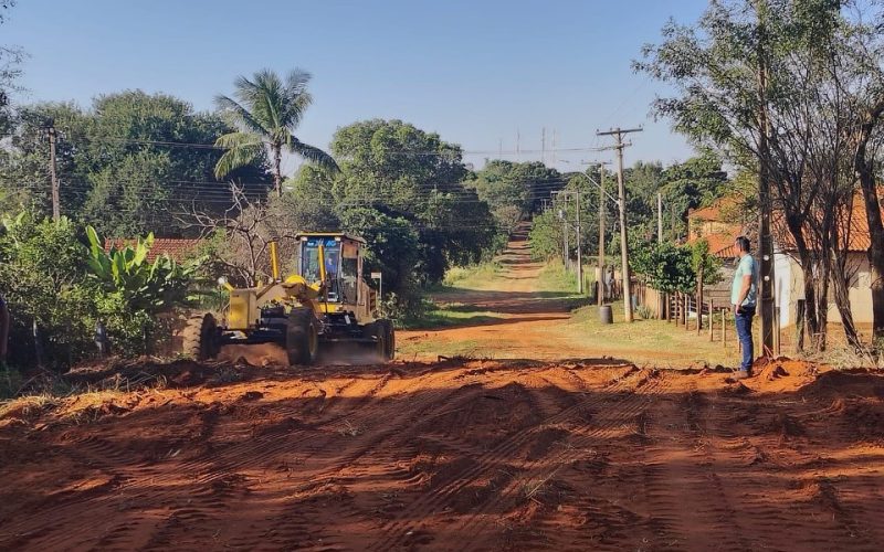 Prefeitura de Andradina abre passagem de nível em Paranápolis
