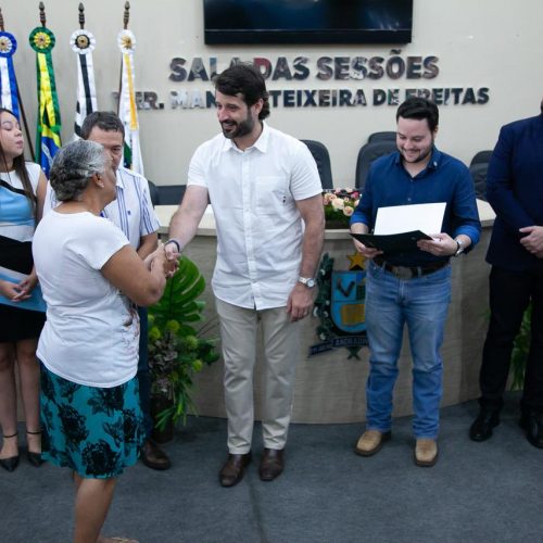 Entrega de 51 títulos de regularização fundiária aconteceu na Câmara