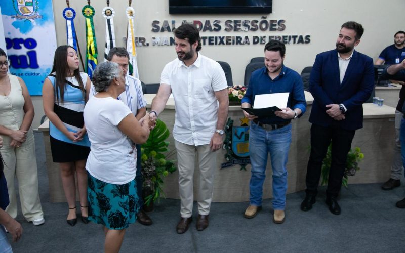 Entrega de 51 títulos de regularização fundiária aconteceu na Câmara