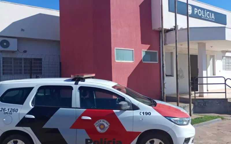 Homem agride policiais e causa tumulto em pronto-socorro