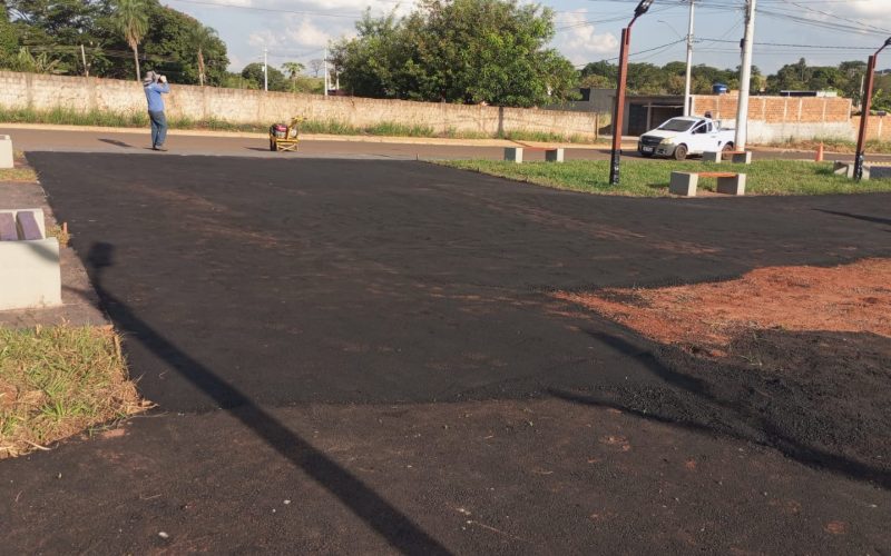 Asfaltamento avança e praça do Pereira Jordão entra na fase final de implantação