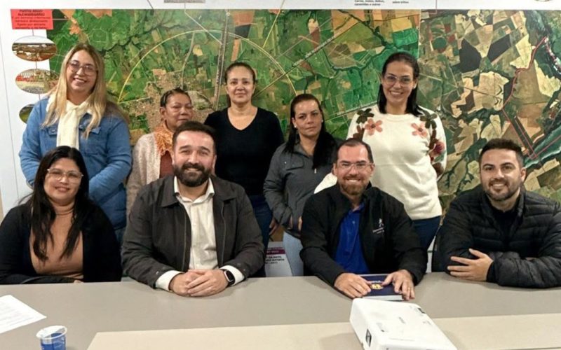 Prefeitura de Andradina recebe servidores para discutir enquadramento de auxiliares como técnicos de enfermagem