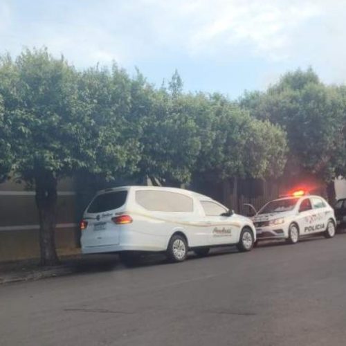 Professora aposentada encontrada morta em casa