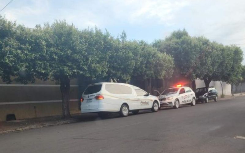 Professora aposentada encontrada morta em casa