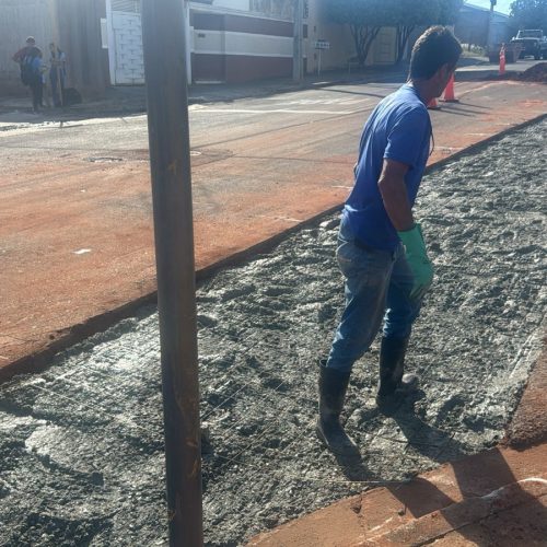 Almoxarifado Municipal instala sarjetão para conter enxurradas