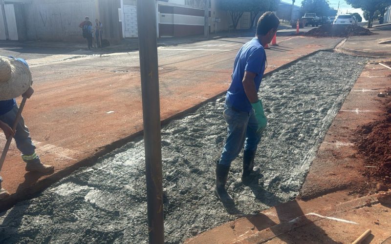 Almoxarifado Municipal instala sarjetão para conter enxurradas