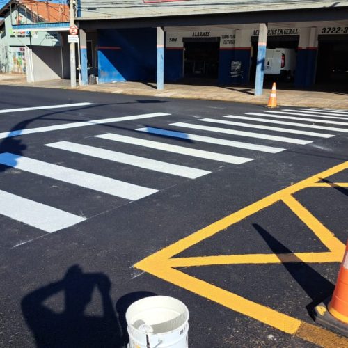Sinalização de trânsito é refeito logo após recapeamento em ruas e avenidas de Andradina