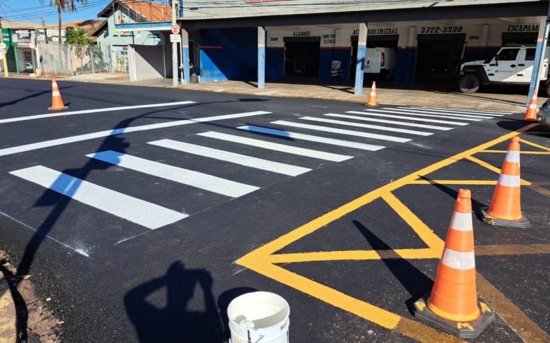 Sinalização de trânsito é refeito logo após recapeamento em ruas e avenidas de Andradina