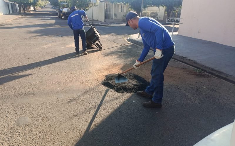 Tapa-buracos atende vários pontos de Andradina durante o fim de semana