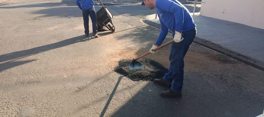 Tapa-buracos atende vários pontos de Andradina durante o fim de semana