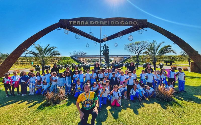 Alunos da escola Josepha de Jesus Carreira realizam City Tour em Andradina.