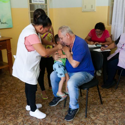 Vacinação nas escolas é oportunidade para os pais imunizarem os filhos