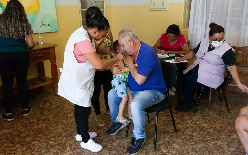 Vacinação nas escolas é oportunidade para os pais imunizarem os filhos